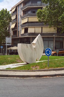 Viladecanlar. Barcelona - Eylül 05, 2025: Döner kavşakta Juan Bordes 'in mermer heykeli 