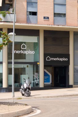 Viladecanlar. Barselona - 05 Eylül 2025: İspanyol emlak sektörünün resmi. Bir Merkapiso bürosunun girişi, konut piyasasındaki yerel bir işletmenin marka kimliğini gösteriyor..