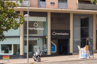 Viladecanlar. Barcelona - 05 Eylül 2025: Merkapiso emlak acentesinin ofisi ve logosu, İspanya 'da gayrimenkul satmaya adanmış bir şirket..