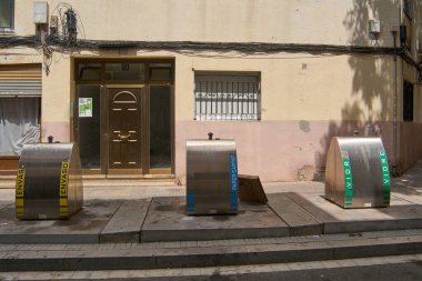 Viladecanlar. Barselona - 05 Eylül 2025: Temizlik altyapısı. Viladecan 'da vatandaşlar için çöp toplama noktaları, belediye hizmetlerinin önemli bir bölümü ve halk sağlığı.