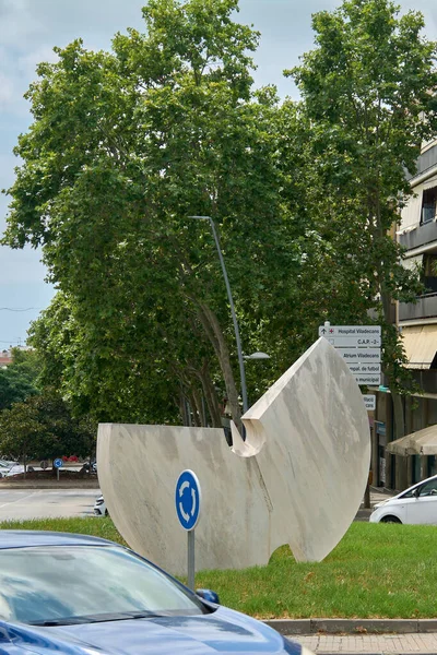 Viladecanlar. Barcelona - 05 Eylül 2025: Josep Novell 'in çalışmalarına ilişkin bu dikey bakış açısı, tasarımın detaylarının ve Viladecan manzarasında heykel olarak nasıl durduğunun takdir edilmesine olanak sağlıyor.