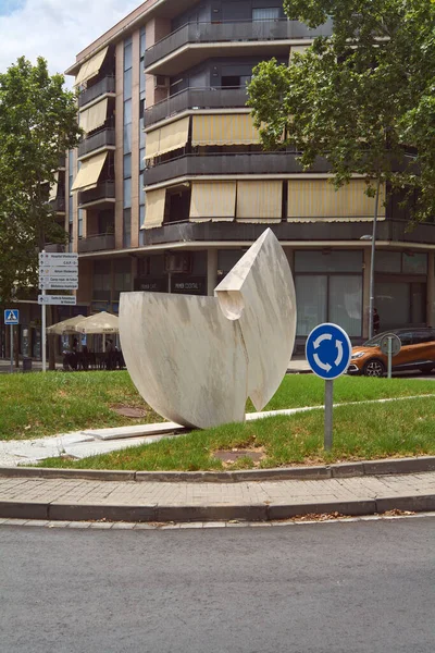 Viladecanlar. Barcelona - Eylül 05, 2025: Döner kavşakta Juan Bordes 'in mermer heykeli 