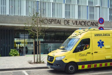 Viladecanlar. Barcelona - 06 de septiembre, 2025: Salut 'tan sarı bir ambulans Viladecan Hastanesi' nin ana girişine park edildi..
