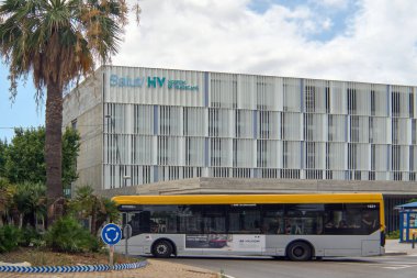 Viladecanlar. Barcelona - 06 de septiembre, 2025: Bu görüntü, bir şehirde toplu taşımanın temel rolünü, otobüslerin bir hastane gibi bir kamu hizmetleri binasına erişim olanağı sağlayarak yansıtıyor.