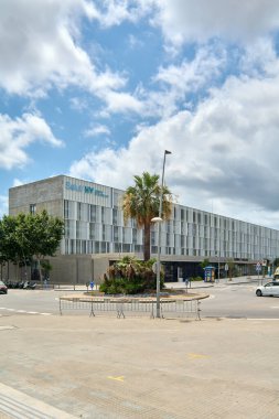 Viladecanlar, Barselona - 17 Eylül 2025: Viladecan Hastanesi 'nin çağdaş mimarisi, bir kamu bakım merkezi. Sağlık, altyapı ve refahın temaları için ideal.