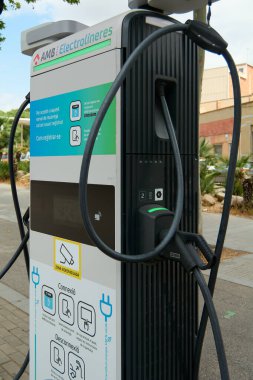 Viladecanlar, Barselona - 17 Eylül 2025: Elektrikli araç şarj istasyonunun yakın çekimi. Resim, ön panelinde kullanılacak teknik detayları ve talimatları gösterir.