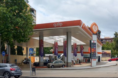 Viladecanlar, Barcelona - 17 Eylül 2025: Bir şehir caddesinde Galp markalı bir benzin istasyonu. Yakıt pompalarının yanına arabalar park edilmiş..