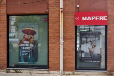 Viladecanlar, Barselona - 17 Eylül 2025: MAPFRE sigorta bürosunun ön cephesi. Görüntü, pencerelerdeki kurumsal tabelaları ve reklam afişlerini gösteriyor..
