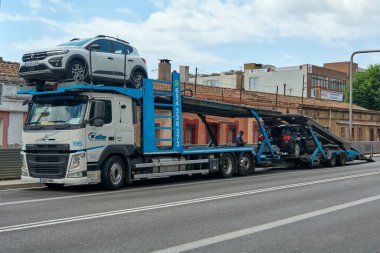 Viladecanlar, Barcelona - 17 Eylül 2025: Görüntü, otomotiv endüstrisinin hizmetlerini ön plana çıkaran Tifsa şirketinden bir nakliye kamyonu sunuyor.