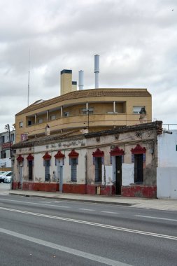 Viladecanlar. Barselona - 17 Eylül 2025: Kötüleşen dış görünüşüyle eski bir binaya yakın çekim. Görüntü, kentsel yenilenmeyi ve geçmiş ile bugünün manzarada birlikte varoluşunu vurguluyor.