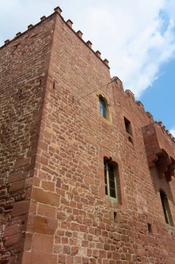 Torre del Baro, Katalan Gotik mimarisinin bir örneği. Resim, bu yerel anıtın tarihsel özünü yakalayan taş ve tuğla detaylarını vurguluyor..