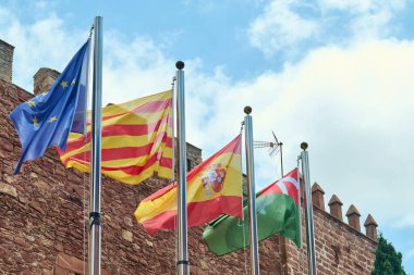 Viladecanlar. Barselona - 18 Eylül 2025: Fotoğraf Avrupa Birliği, Katalonya ve İspanya 'nın rüzgarda sallanan bayraklarını gösteriyor.