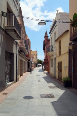 Viladecanlar. Barcelona - 18 Eylül 2025: Sakin bir sokak sahnesi, geleneksel mimarisi ve huzurlu bir yaz atmosferiyle bir Katalan kasabasının günlük yaşamını görüntüler..