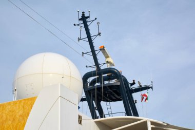 Gelişmiş sensör dizisi, antenler ve gemideki uydu kubbesi küresel bağlantıyı, deniz güvenliğini ve gelişmiş navigasyon sistemlerini sembolize eder..