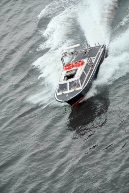 Venedik. İtalya - 24 Eylül 2025: Sahil güvenlik botu veya liman pilotu acil bir görev için kalkışa geçti, güvenlik halkaları ve sağlam, koruyucu bir kamara ile donatılmış..