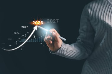 İş kadını eli 2022 mali takvim 2027 ile parlayan oku işaret ederek yatırım büyümesi finansal planlama karı ve gelecekteki başarıyı simgeliyor..