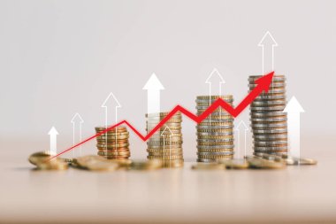Artan grafik ve yukarı doğru okları olan para yığınları finansal büyüme, yatırım başarısı, iş karı, zenginlik yönetimi ve ekonomik kalkınma kavramını sembolize ediyor.