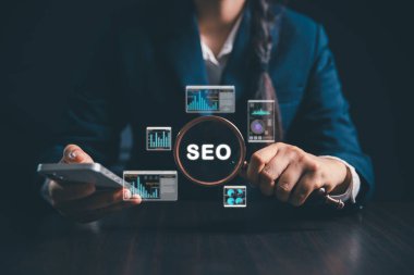 Büyüteç kullanan kadınlar, bilgisayarlar SEO analizine odaklanıyor, web sitesi sıralamasını iyileştirmek için arama motoru optimizasyonu, internet trafiğini artırmak, modern teknoloji ile iş sitelerini desteklemek.