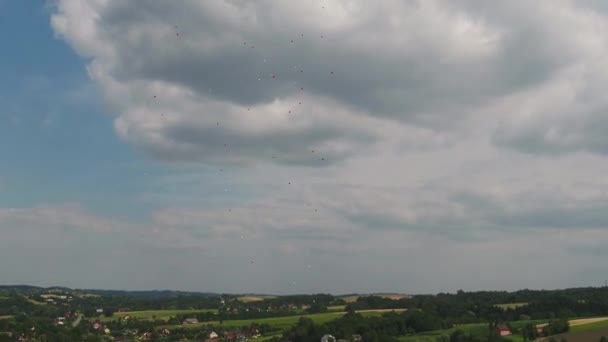 Repülő Léggömbök Hélium Lövés Levegőből Drone Felvétel — Stock videók