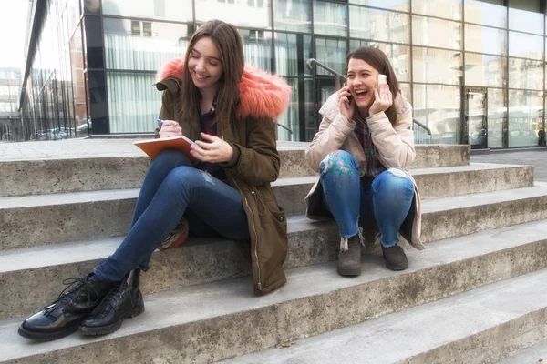 Két Boldog Mosolygó Lány Főiskolások — Stock Fotó