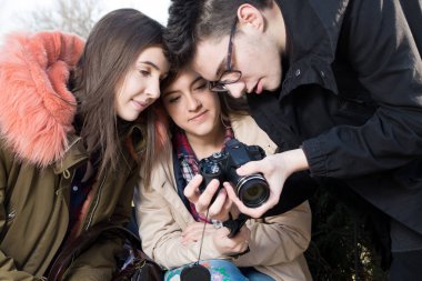 Genç fotoğrafçı fotoğraf ekranda kızlara gösterir