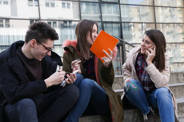 Három Boldog Mosolygó Diák Tanul Campus — Stock Fotó