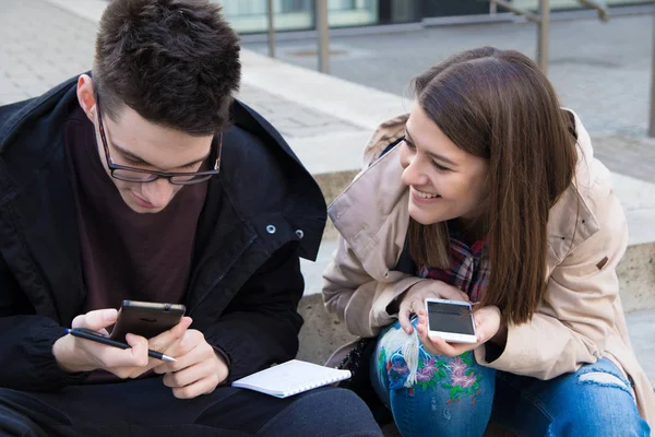 Lány Fiú Regrutálódtak Szúró Telefon Jegyzetfüzet Tanulás — Stock Fotó