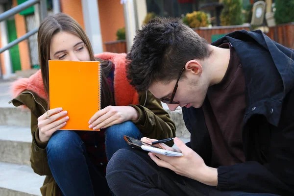 Lány Fiú Regrutálódtak Notebook Tanulnak Campus — Stock Fotó