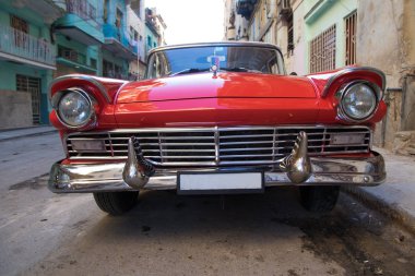 Parlak kırmızı oldtimer araba Havana sokakta