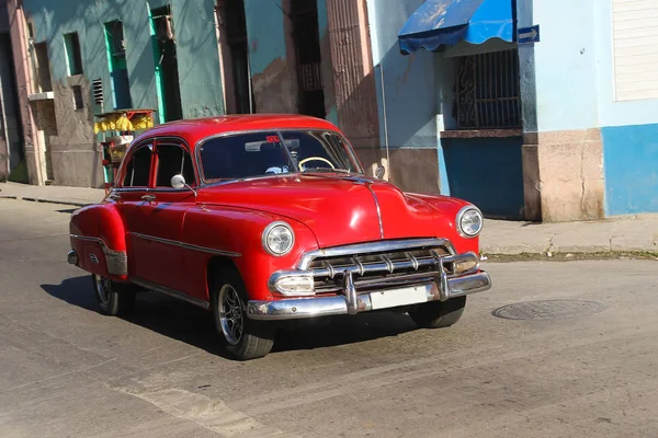 Parlak kırmızı oldtimer araba sokakta Havana, Küba