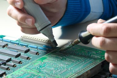 Mühendis onarım devre kartı havya ve pompa ile