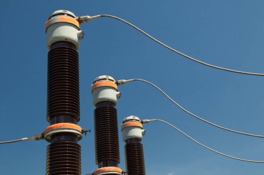 Kırmızı ve kahverengi yüksek gerilim izolasyonu 