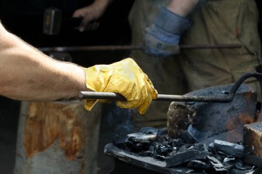 İki demirci çalışıyor