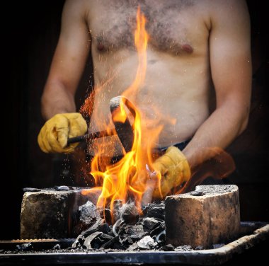 Man barbekü için bir yangın hazırlanıyor