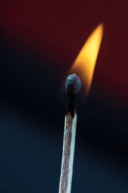 Siyah Üzerinde Yanan Kibritler