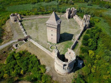 Sırbistan'daki Bac kalesikalıntılarının havadan görünümü