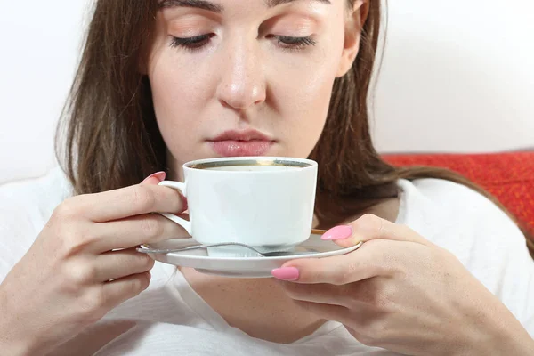 Close up of young girl drinking tea — Stock Photo, Image