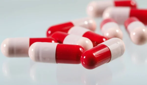 赤とピンクの抗生物質カプセルのヒープ — ストック写真