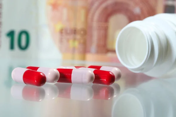 Antibiotika a peníze v lékárně — Stock fotografie