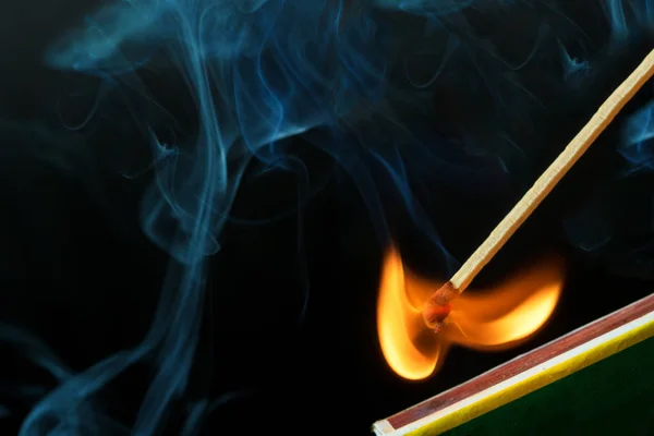 Accendere un fiammifero e accendere un fuoco — Foto Stock