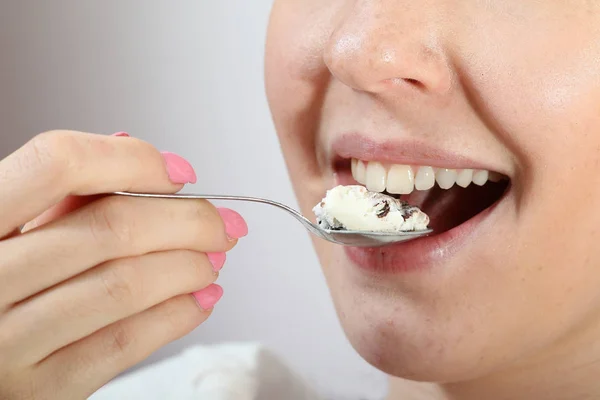 Giirl with  beautiful teeth eating ice cream — Stock Photo, Image