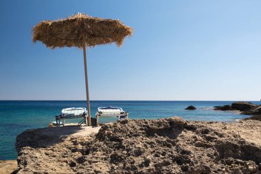 Akdeniz kayalık plajda güneşlik