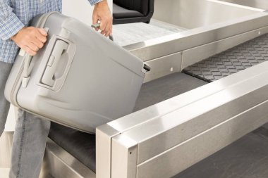 Havaalanında check-in kontuacında bagaj