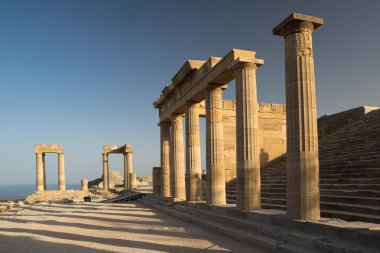 Lindos Akropolü'nde Dor tarzında sömürge sütunları