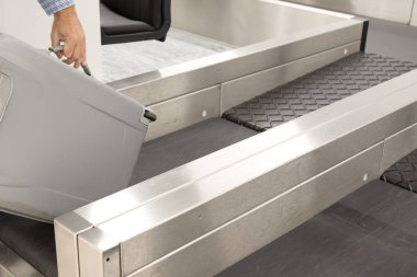 Havaalanında check-in kontuarında bagaj