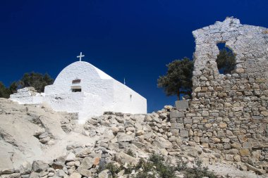 Monolithos kalesindeki geleneksel Yunan ortodos kilisesi, Rodos