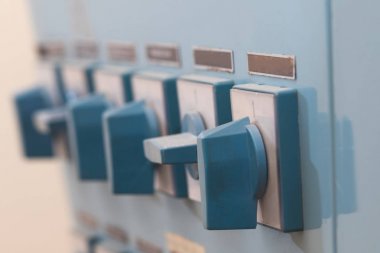 Eski mavi anahtarlı santral kontrol panelinin bir parçası