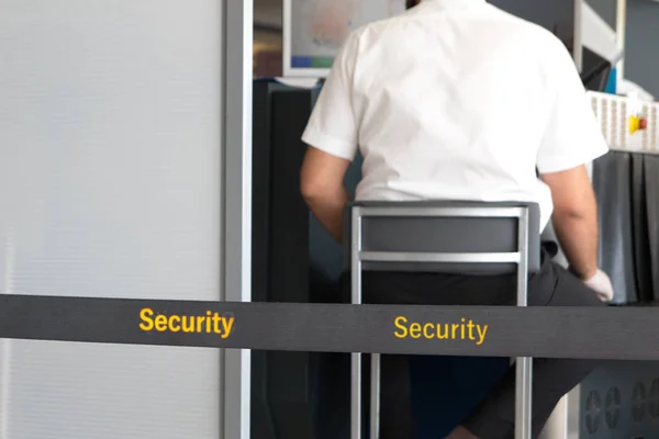 Чоловік сканує багаж на КПП аеропорту — стокове фото