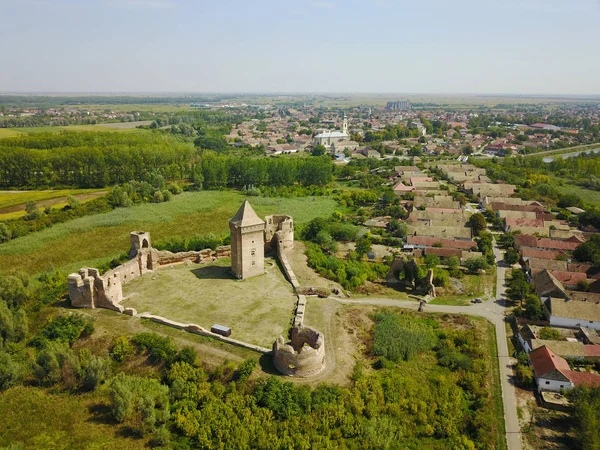 Vista aérea das ruínas da fortaleza e vila de Bac na Sérvia — Fotografia de Stock