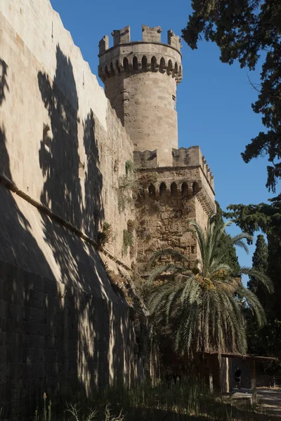 Eski Rodos şehir kalesinde duvarlar ve kule — Stok fotoğraf